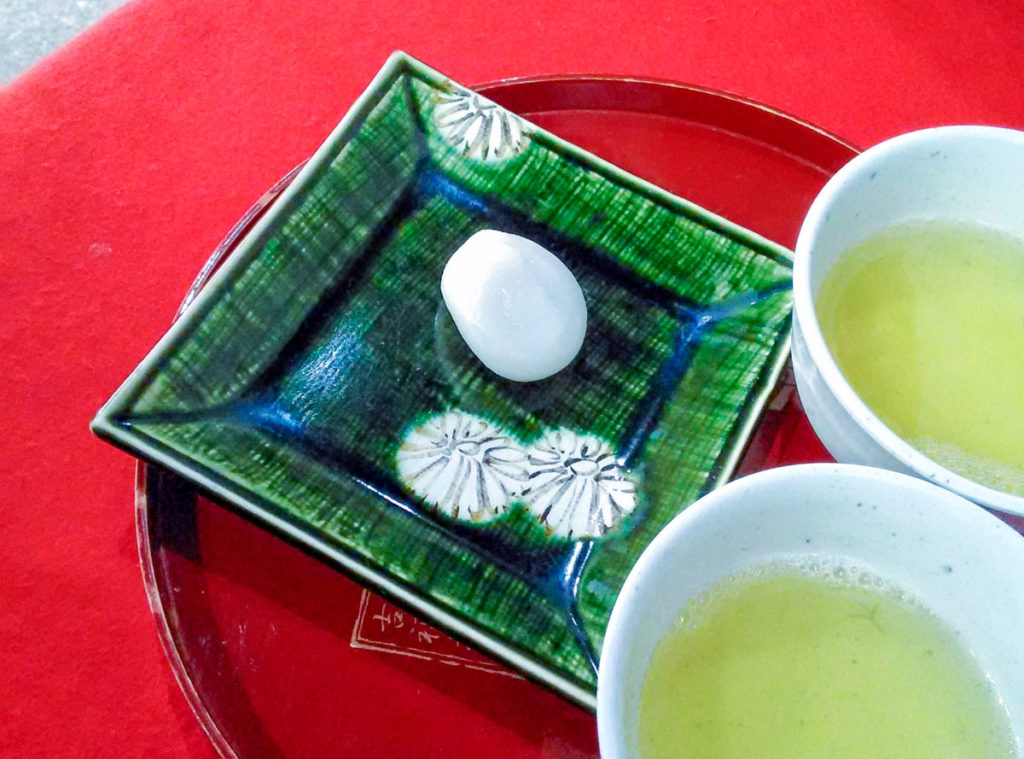 本家西尾八ッ橋本店でいただいたお団子と緑茶