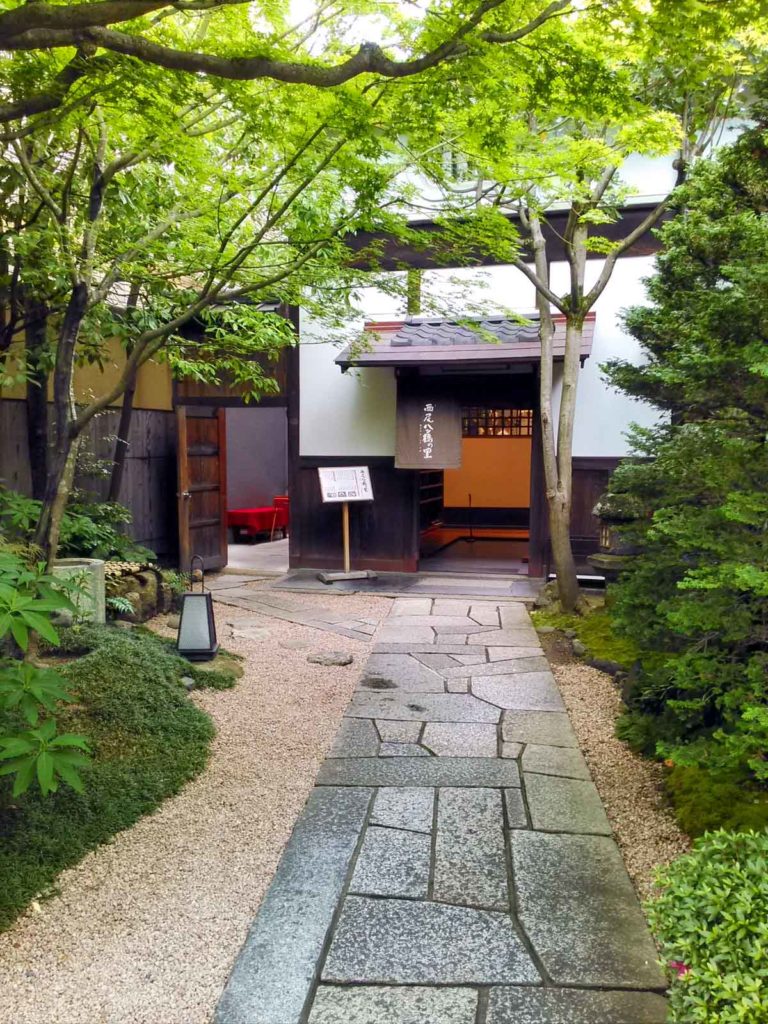 西尾八ッ橋の里の入口へのアプローチ