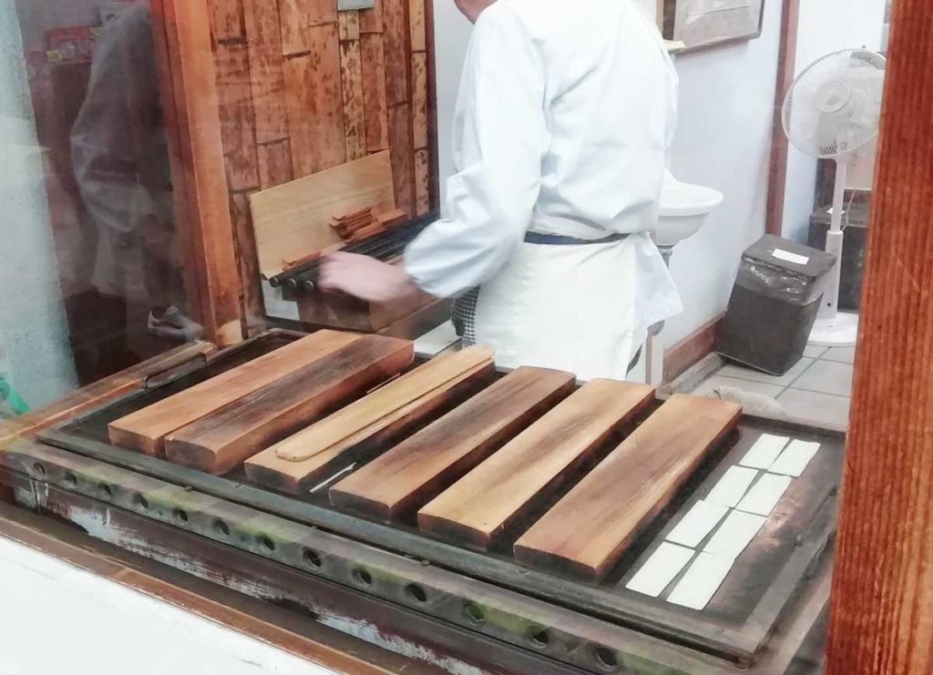 西尾為忠商店の八ッ橋